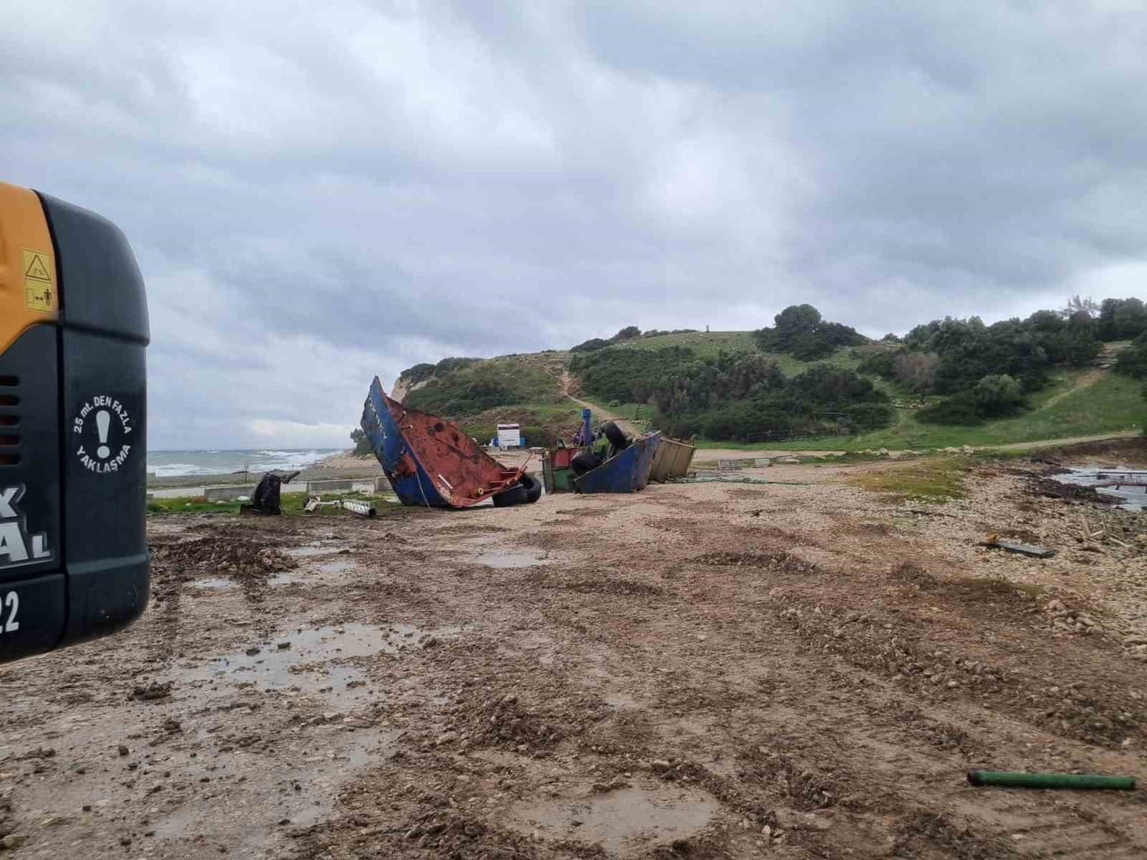 DEMİRCİLİ SAHİLİ’NDE ASBESTLİ GEMİ SKANDALI: JANDARMA İNCELEME BAŞLATTI