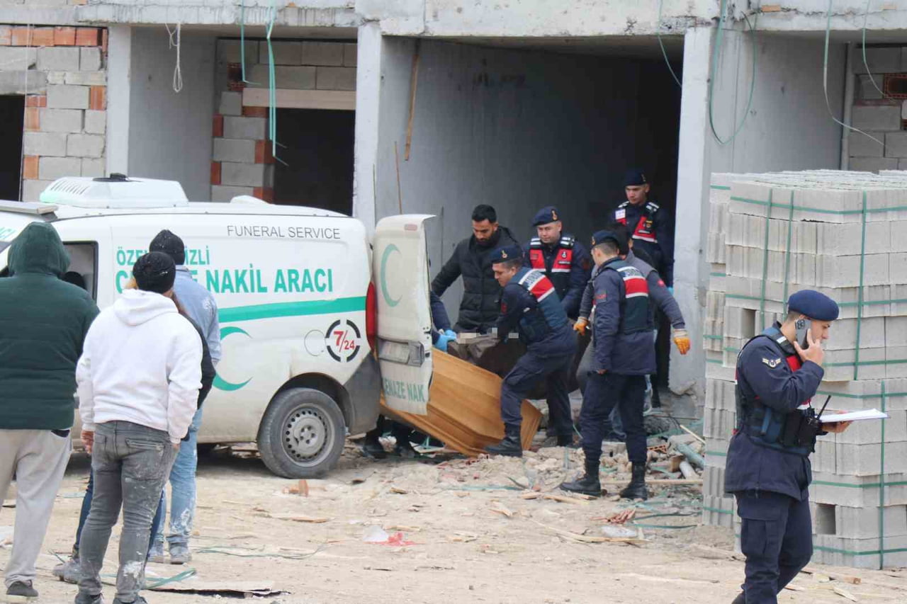 DENİZLİ’DE 53 YAŞINDAKİ ADAM ÇALIŞTIĞI İNŞAATTA 5. KATIDAN ASANSÖR BOŞLUĞUNA DÜŞTÜ. ZEMİNE ÇAKILAN...