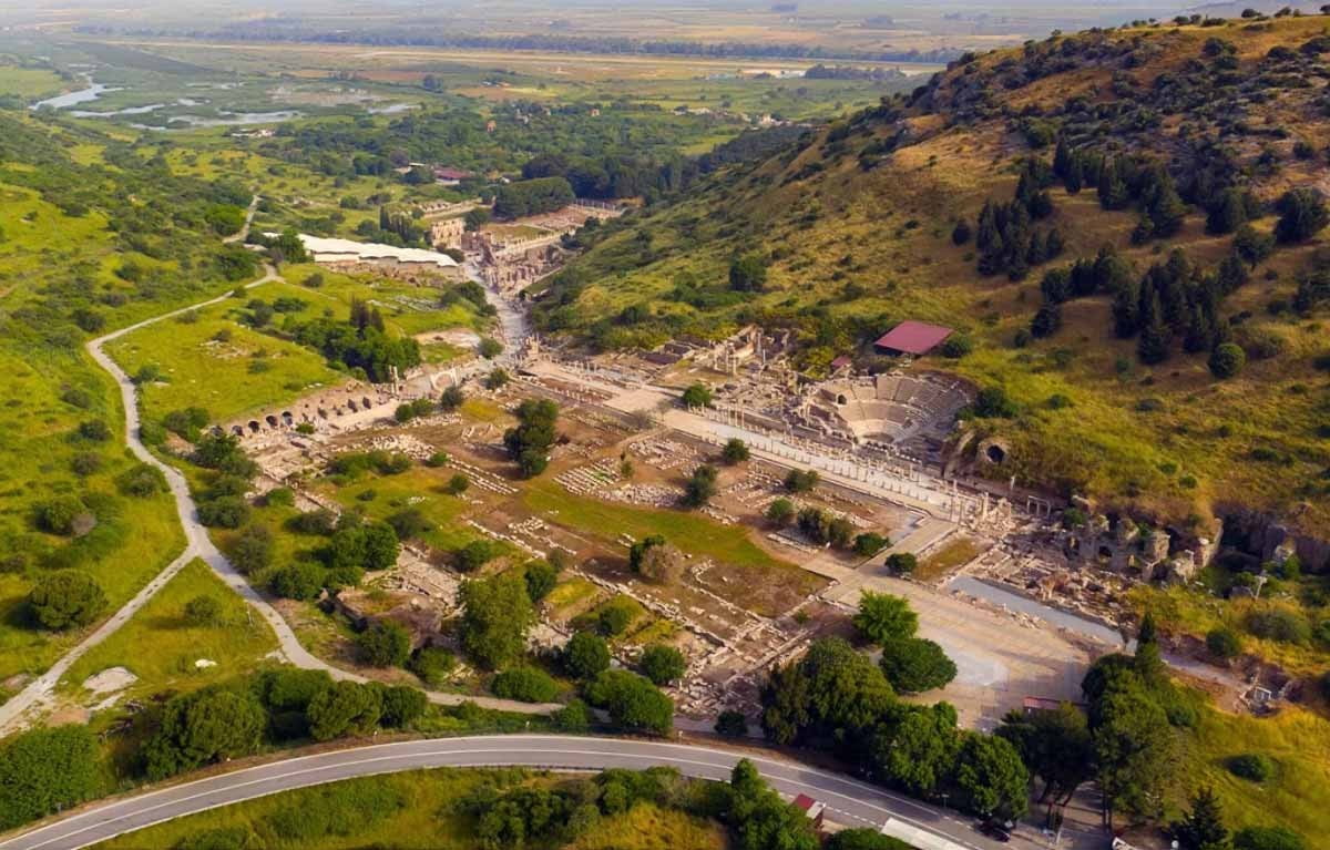 DENİZLİ’DE GÖREV YAPAN TARİHÇİLER, BATI ANADOLU ARKEOLOJİSİNİN ÖNEMLİ İKİ ANTİK KENTİNDE...