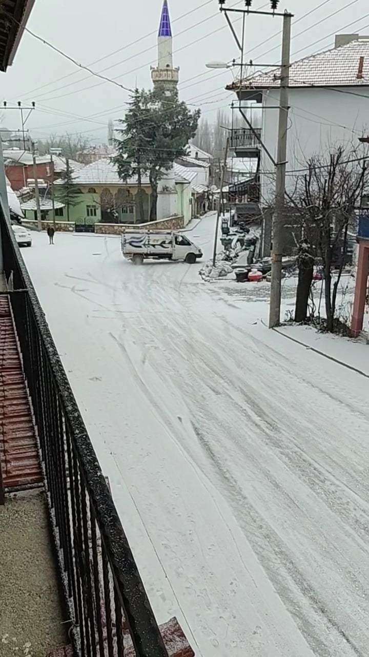 DENİZLİ’DE KAR YAĞIŞI SONRASI BUZLANAN YOLDA ARAÇLAR ZOR ANLAR YAŞADI. BİR SÜRÜCÜNÜN BUZLU YOLDA...