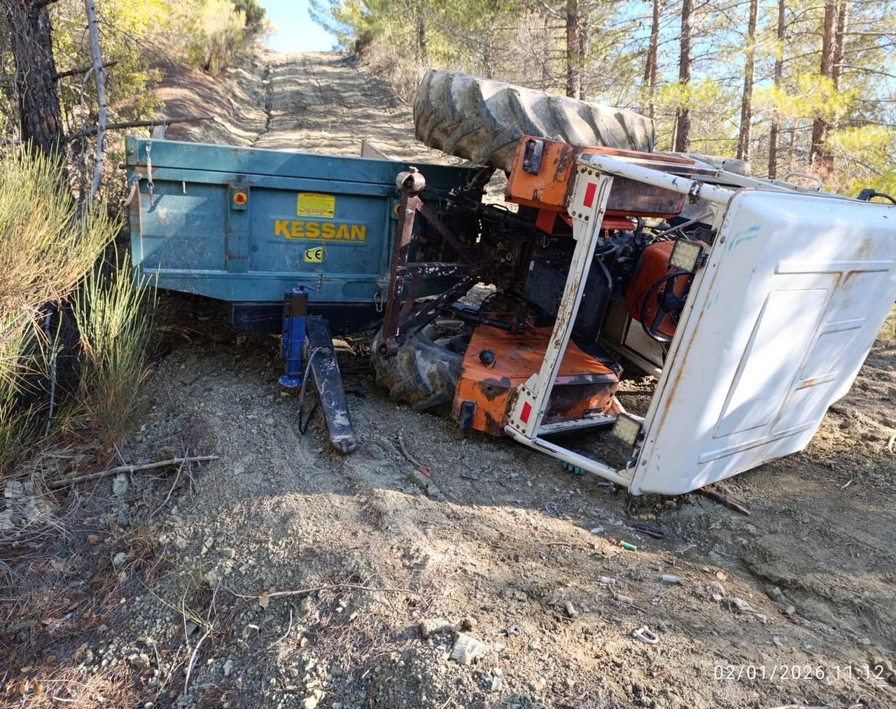 DENİZLİ’DE KONTROLDEN ÇIKARAK DEVRİLEN TRAKTÖR SÜRÜCÜSÜ İTFAİYE EKİPLERİ TARAFINDAN KURTARILDI....
