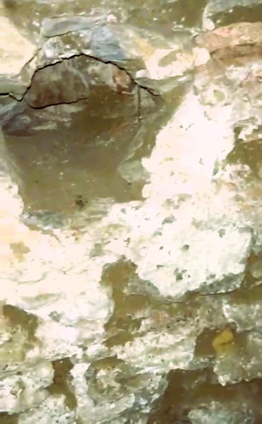 DENİZLİ’NİN BULDAN İLÇESİNDE BULUNAN YAKLAŞIK 3 ASIRLIK TARİHİ TAMAMDA KAÇAK KAZI YAPAN...