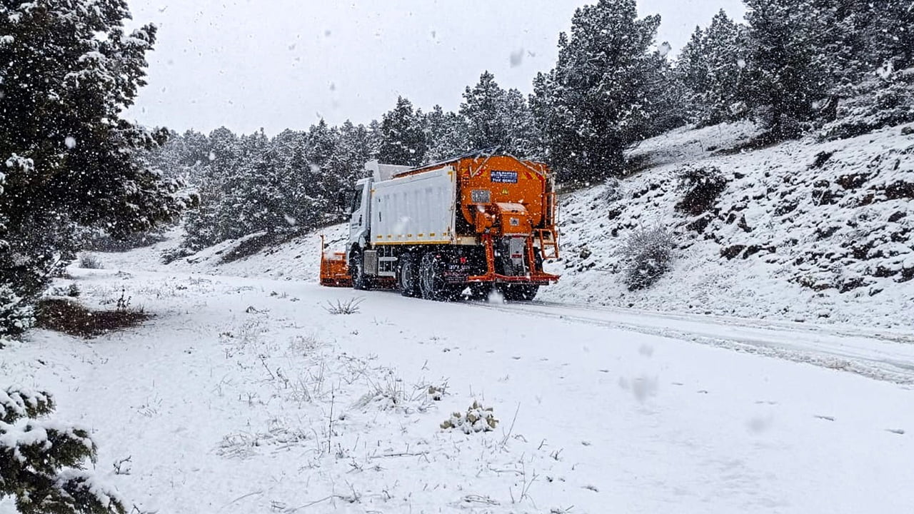DENİZLİ’NİN ÇAMELİ İLÇESİ ÇİĞDEMLİ MAHALLESİ’NDE YAŞANAN YOĞUN KAR YAĞIŞI SEBEBİYLE KAR KALINLIĞI...