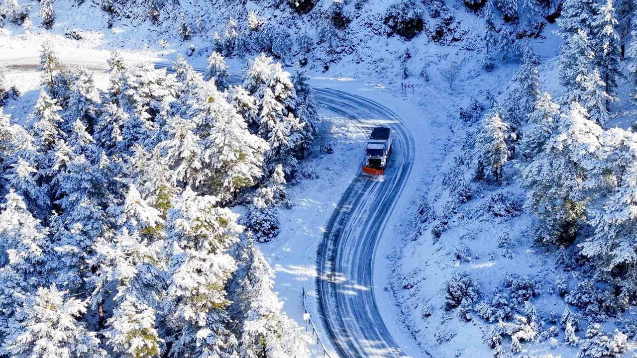 DENİZLİ’NİN ÇAMELİ İLÇESİNDE ÇAMELİ BELEDİYESİ, İLÇENİN GENELİNDE ETKİLİ OLAN YOĞUN KAR YAĞIŞI...