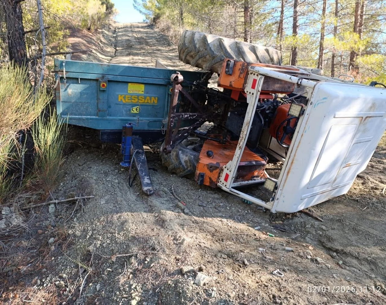 DENİZLİ’NİN ÇAMELİ İLÇESİNDE, ORMANLIK ALANDA KONTROLDEN ÇIKAN TRAKTÖRÜN DEVRİLMESİ SONUCU BİR...