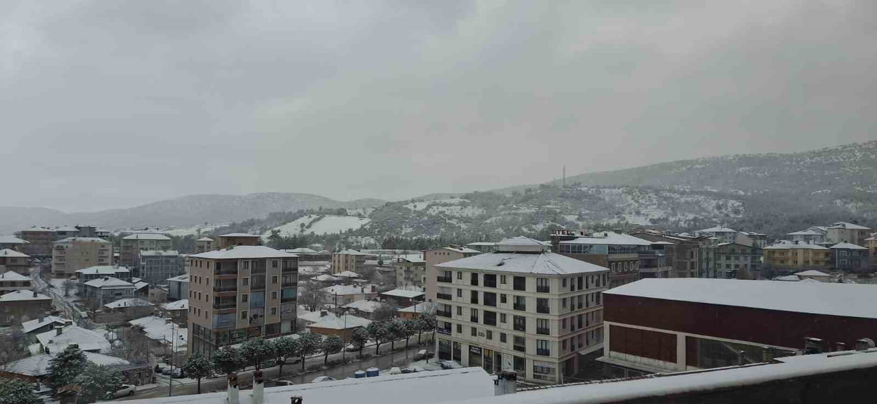 DENİZLİ’NİN KALE İLÇESİNDE GECE SAATLERİNDE ETKİSİNİ GÖSTEREN KAR YAĞIŞI, İLÇEYİ KISA SÜREDE BEYAZ...