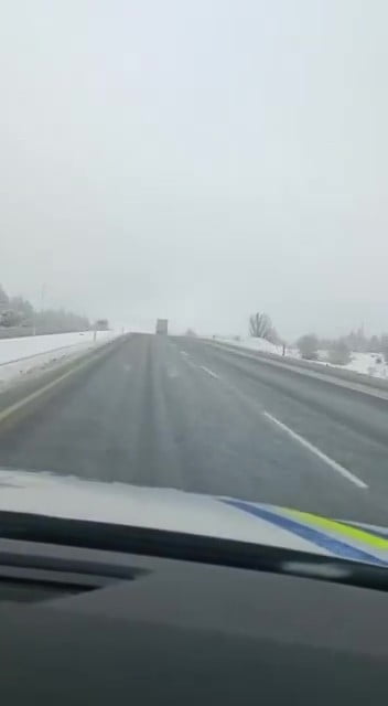 DENİZLİ’NİN YÜKSEK KESİMLERİNDE GECE SAATLERİNDE ETKİLİ OLAN KAR YAĞIŞI YOLLARI BEYAZA BÜRÜDÜ....