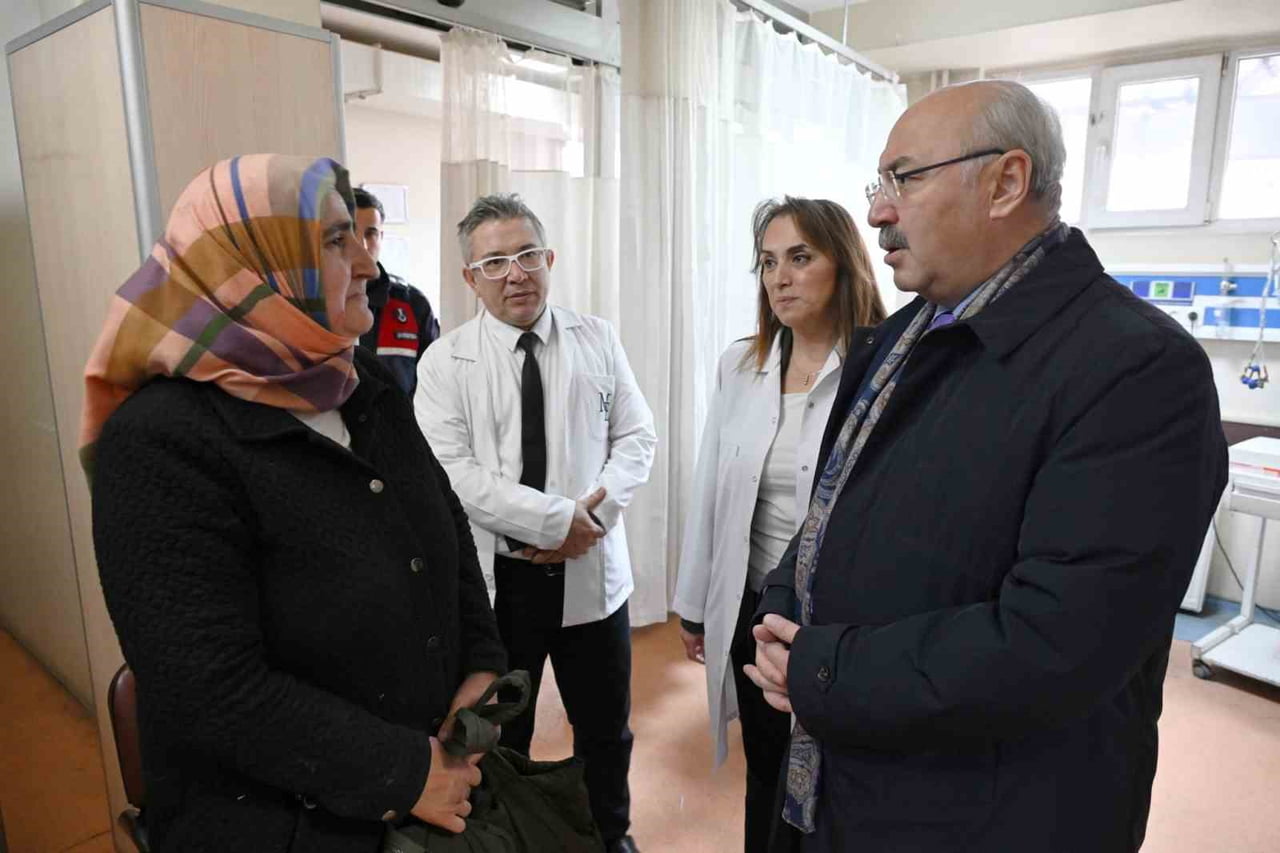 DENİZLİ VALİSİ YAVUZ SELİM KÖŞGER, SABAH SAATLERİNDE BULDAN İLÇESİNDE MEMURLARI TAŞIYAN SERVİS...