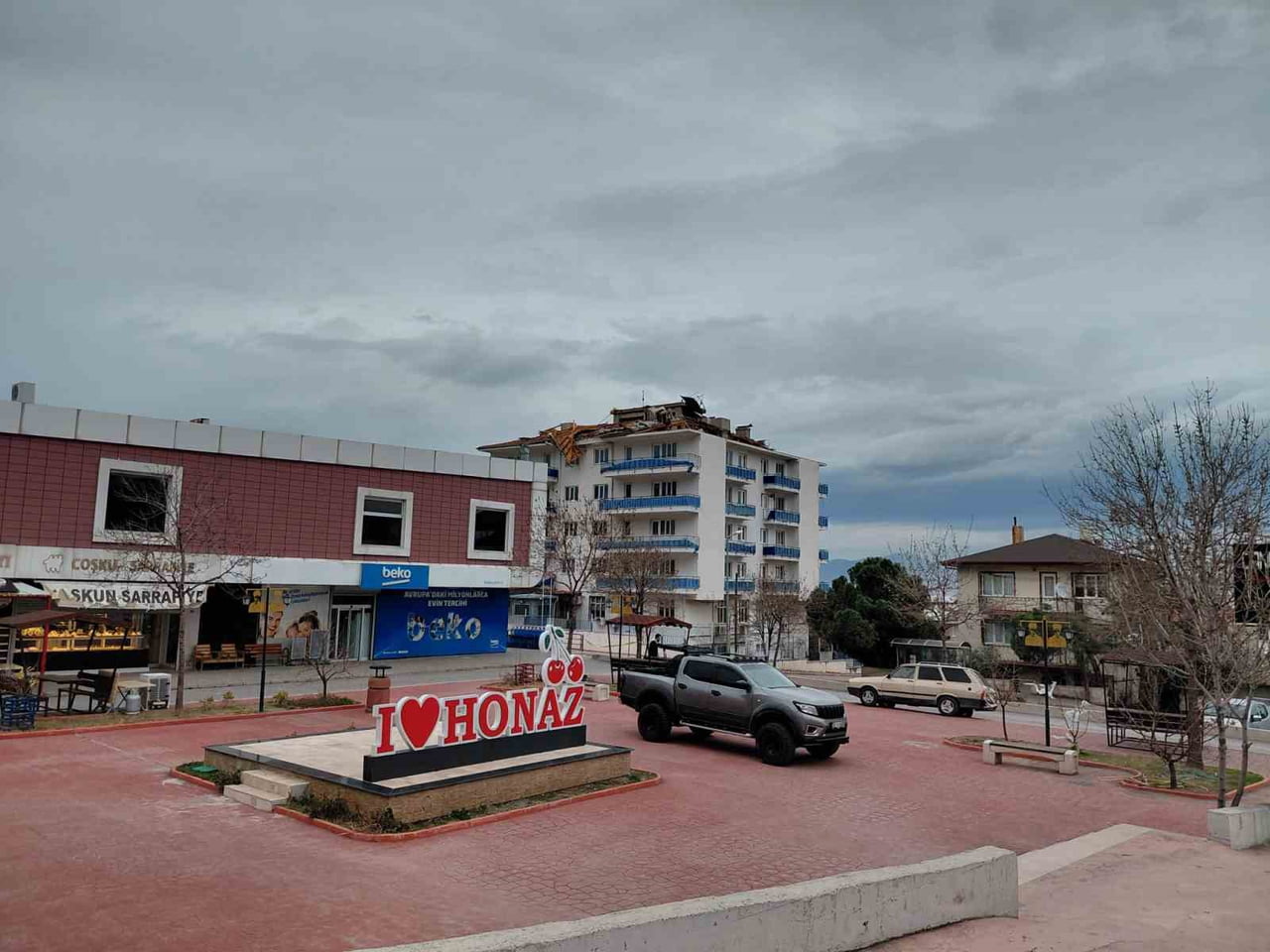 DENİZLİ VE İLÇELERİNDE GECE SAATLERİNDE ETKİLİ OLAN ŞİDDETLİ RÜZGÂR, ÇATI UÇMALARINA VE AĞAÇ...