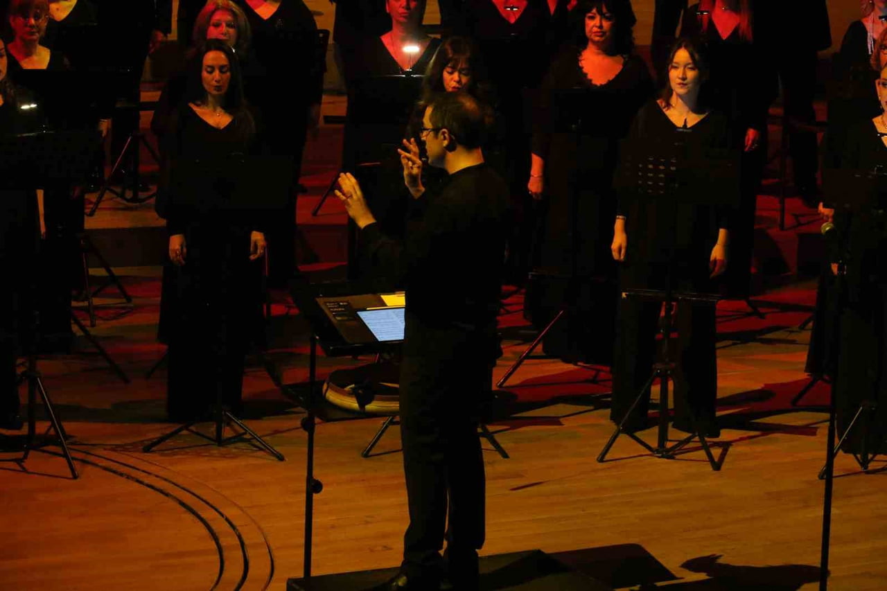 DEVLET ÇOKSESLİ KOROSU (DÇK) TARAFINDAN ‘AURORA' KONSERİ DÜZENLENDİ.