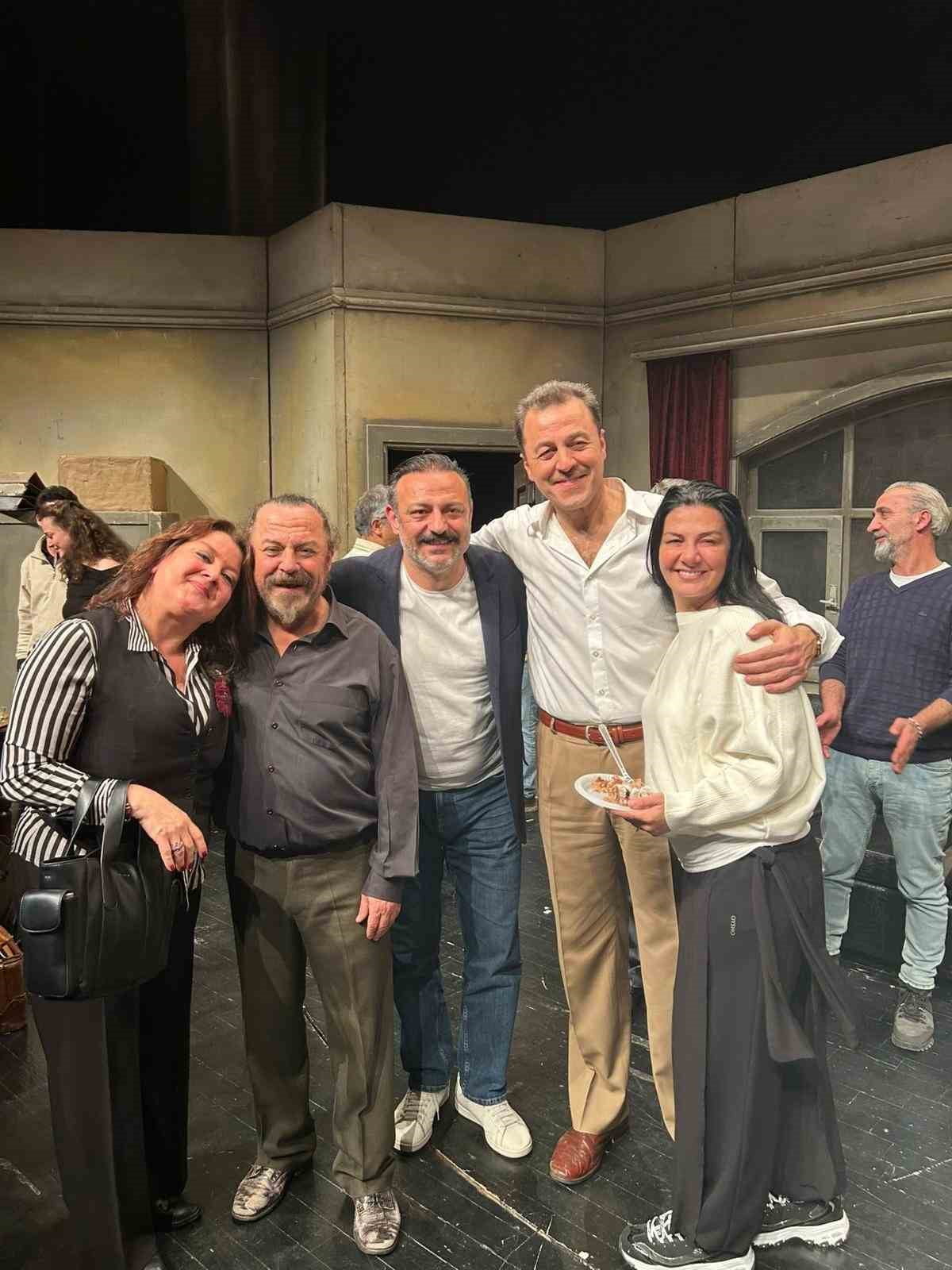 DEVLET TİYATROSU REPERTUVARINDA 15 YIL BOYUNCA ARALIKSIZ, KAPALI GİŞE SAHNELENEN VE 750'Yİ AŞKIN...