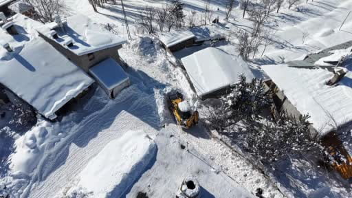 Devletten beklemedi, kardan kapanan köy yollarını kendi açtı