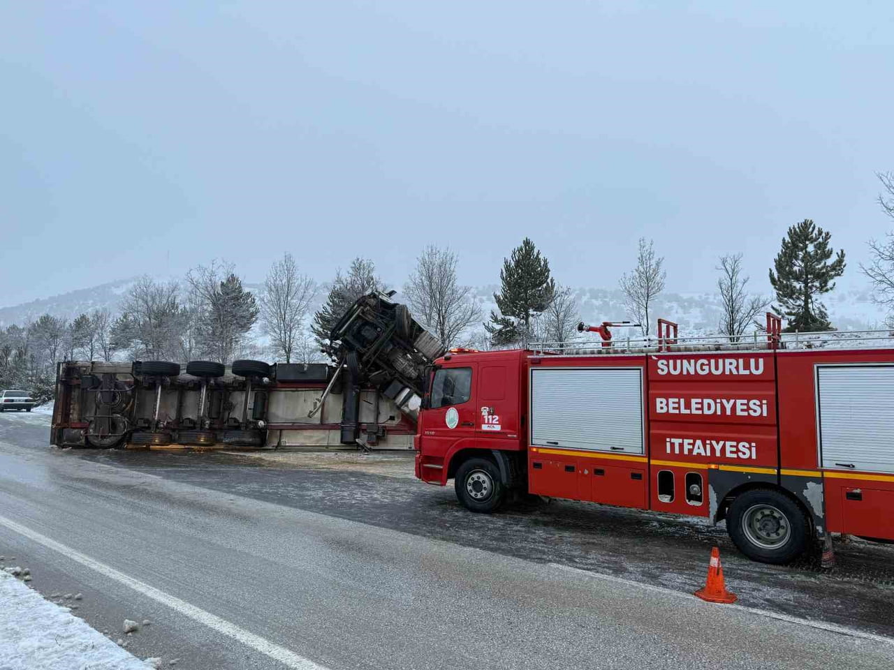 DEVRİLEN TIRA EKİPLERİN MÜDAHALEDE BULUNMASI