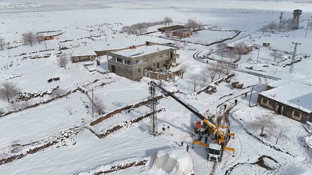 DİCLE ELEKTRİK EKİPLERİ, DİYARBAKIR’DA ZORLU HAVA ŞARTLARINA RAĞMEN 7/24 ÇALIŞARAK ŞEHİR MERKEZİ...