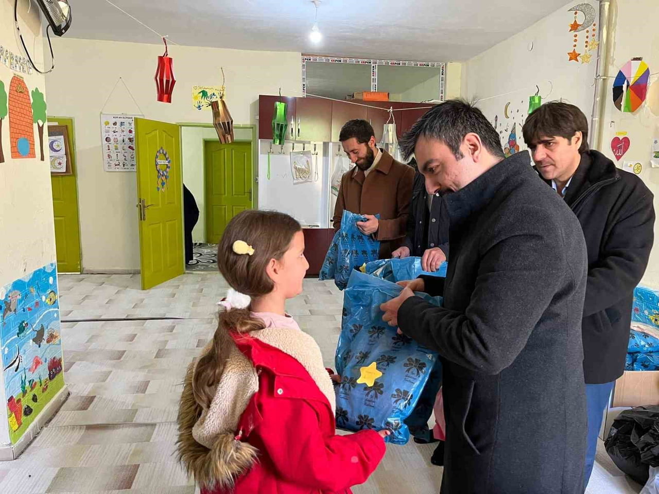 DİCLE KAYMAKAMI MUSTAFA ATIŞ, MERKEZ YENİ CAMİİ KUR'AN KURSU'NDA EĞİTİM GÖREN ÖĞRENCİLERLE BİR...