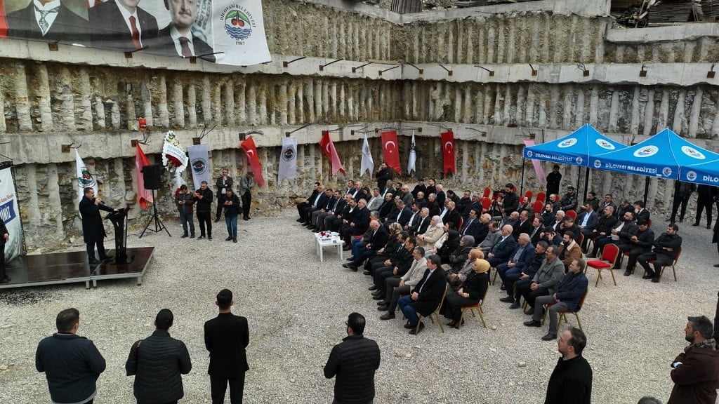 DİLOVASI'NDA SOSYAL VE KENT YAŞAMINA DEĞER KATMASI HEDEFLENEN KENT MEYDANI PROJESİNİN TEMELİ...