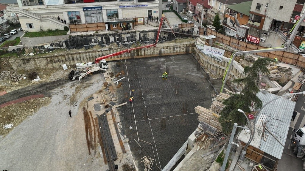 DİLOVASI'NDA SOSYAL VE KENT YAŞAMINA DEĞER KATMASI HEDEFLENEN KENT MEYDANI PROJESİNİN TEMELİ...