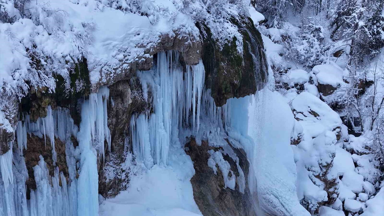 DİPSİZGÖL’DEN AKAN SUYUN KAYALIKLARDAN DÖKÜLMESİYLE OLUŞAN DİPSİZGÖL ŞELALESİ, SOĞUK HAVANIN...