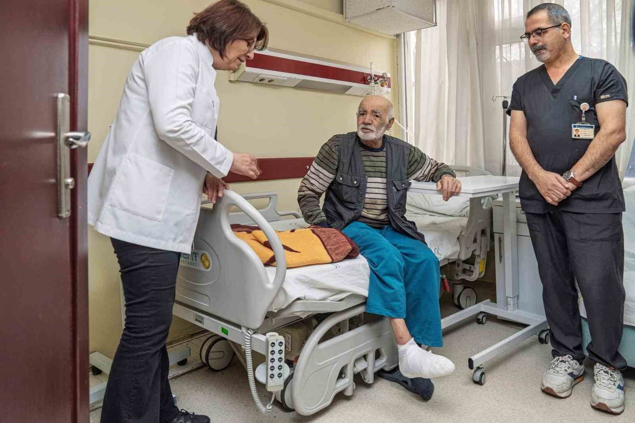 DİYABETİK AYAK ENFEKSİYONU ŞİKÂYETİYLE İZMİR EŞREFPAŞA HASTANESİ’NE BAŞVURAN 83 YAŞINDAKİ ARTVİNLİ...