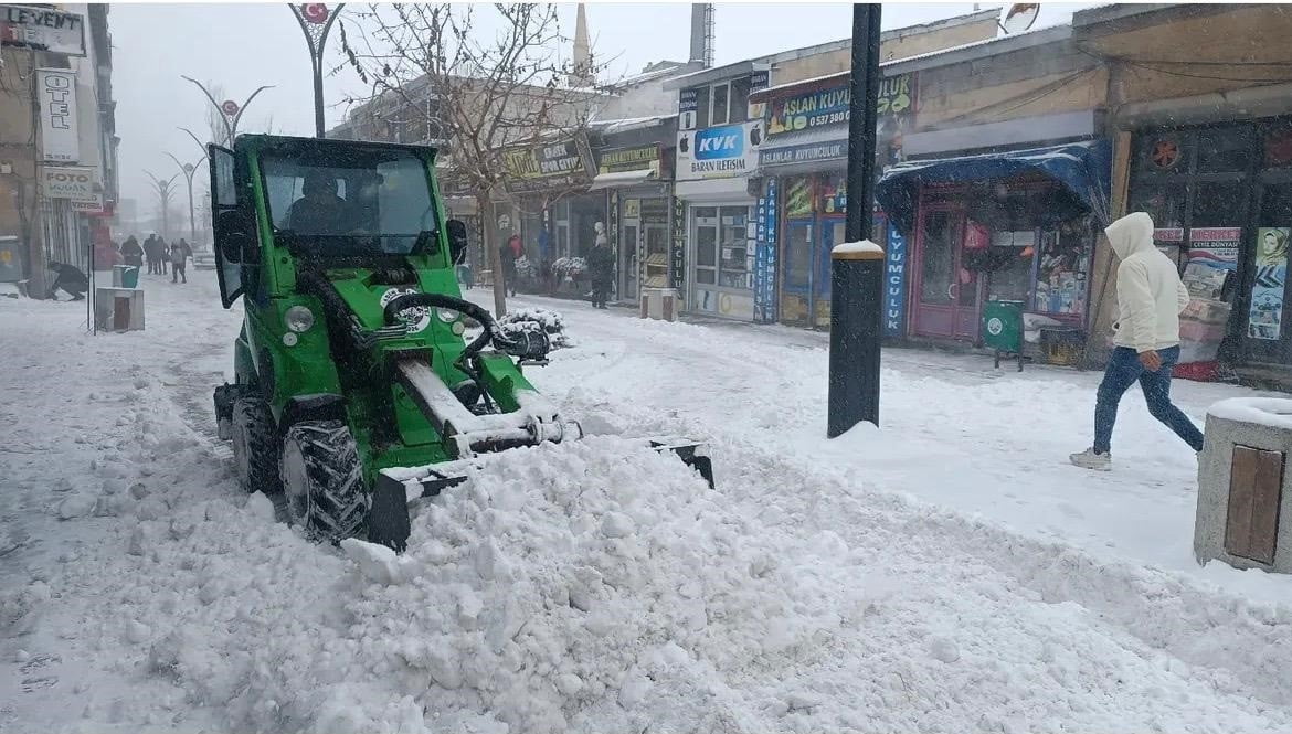 DİYADİN’DE MAHALLE VE CADDELER AÇILDI