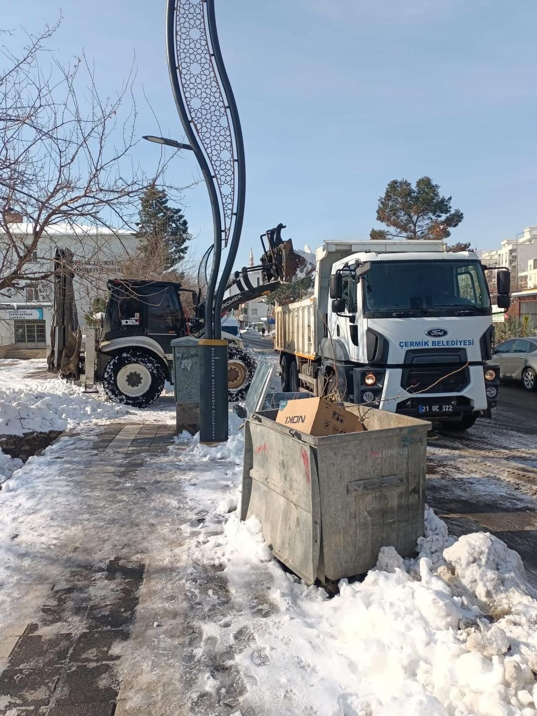 DİYARBAKIR'DA ÇERMİK BELEDİYESİ VE BÜYÜKŞEHİR BELEDİYESİ EKİPLERİ TARAFINDAN KAR YAĞIŞI NEDENİYLE...