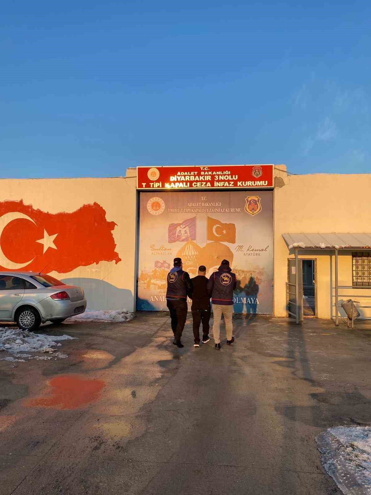 DİYARBAKIR'DA FARKLI SUÇLARDAN ARAMASI BULUNAN 140 KİŞİ, JASAT TARAFINDAN YAKALANARAK SEVK...