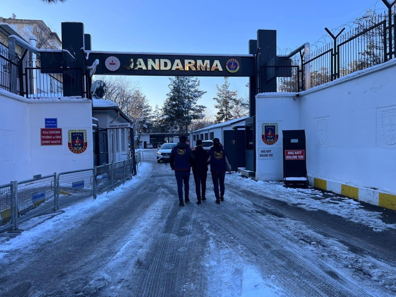 DİYARBAKIR'DA FARKLI SUÇLARDAN ARANMASI BULUNUP JANDARMA EKİPLERİ TARAFINDA YAKALANAN 67 KİŞİ...
