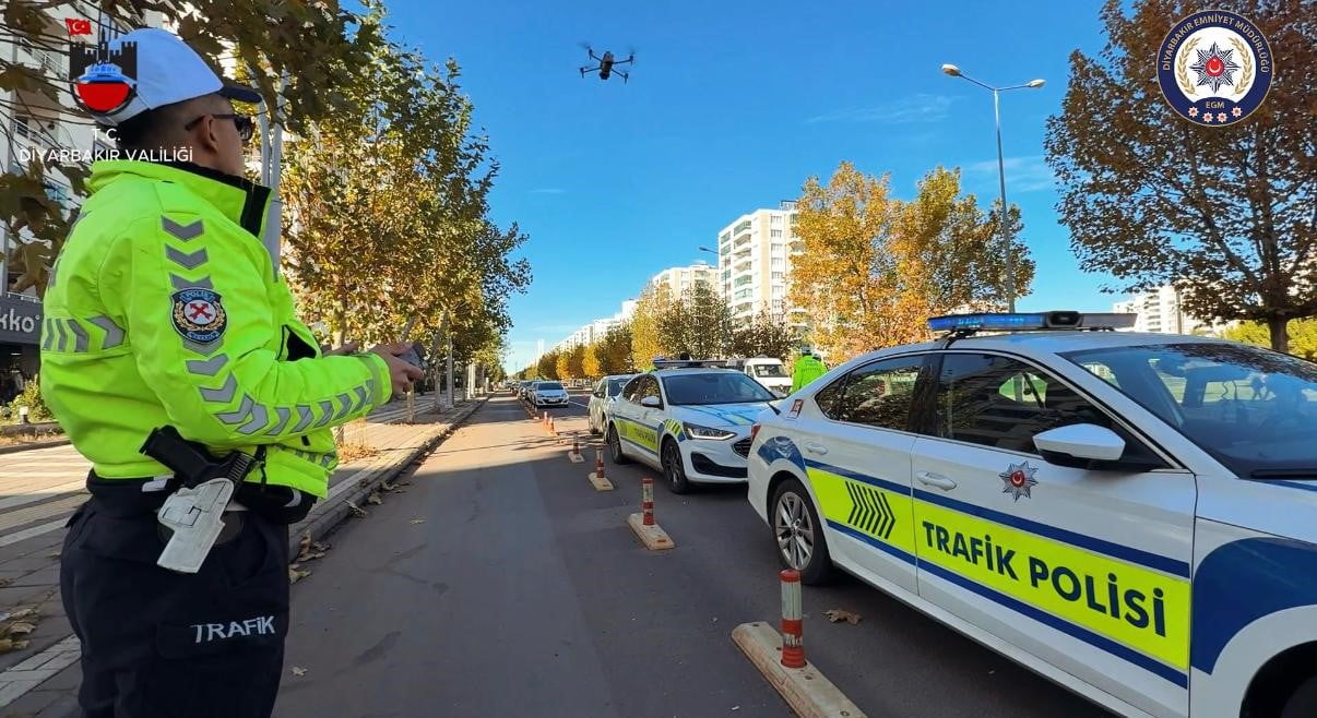 DİYARBAKIR'DA KAVŞAKLARA YAKLAŞIRKEN ŞERİT DEĞİŞTİREN SÜRÜCÜLER DRONLA TESPİT EDİLEREK CEZAİ İŞLEM...