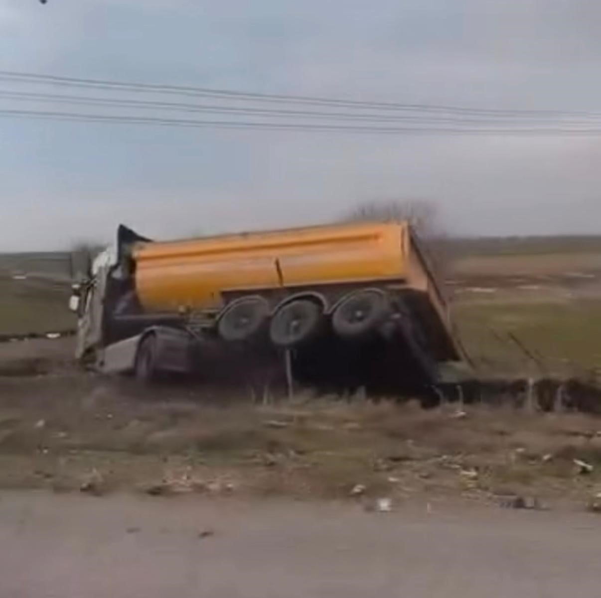 DİYARBAKIR'DA SÜRÜCÜNÜN DİREKSİYON HAKİMİYETİNİ KAYBETTİĞİ KAMYON YOL KENARINA...