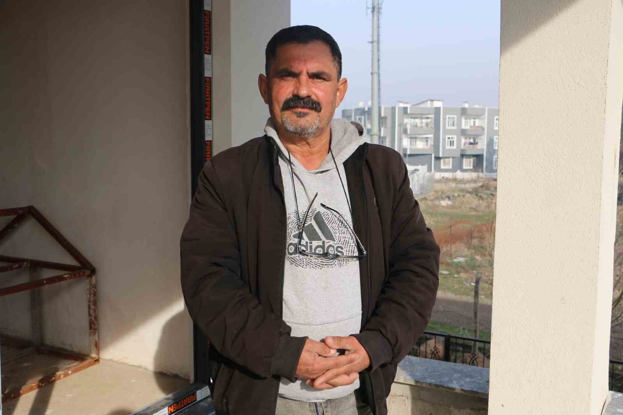 DİYARBAKIR'DA YAŞAYAN MUHAMMET BAHATTİN DOĞRU, 10 YILDIR SOKAK HAYVANLARININ YAŞAM MÜCADELESİNE...