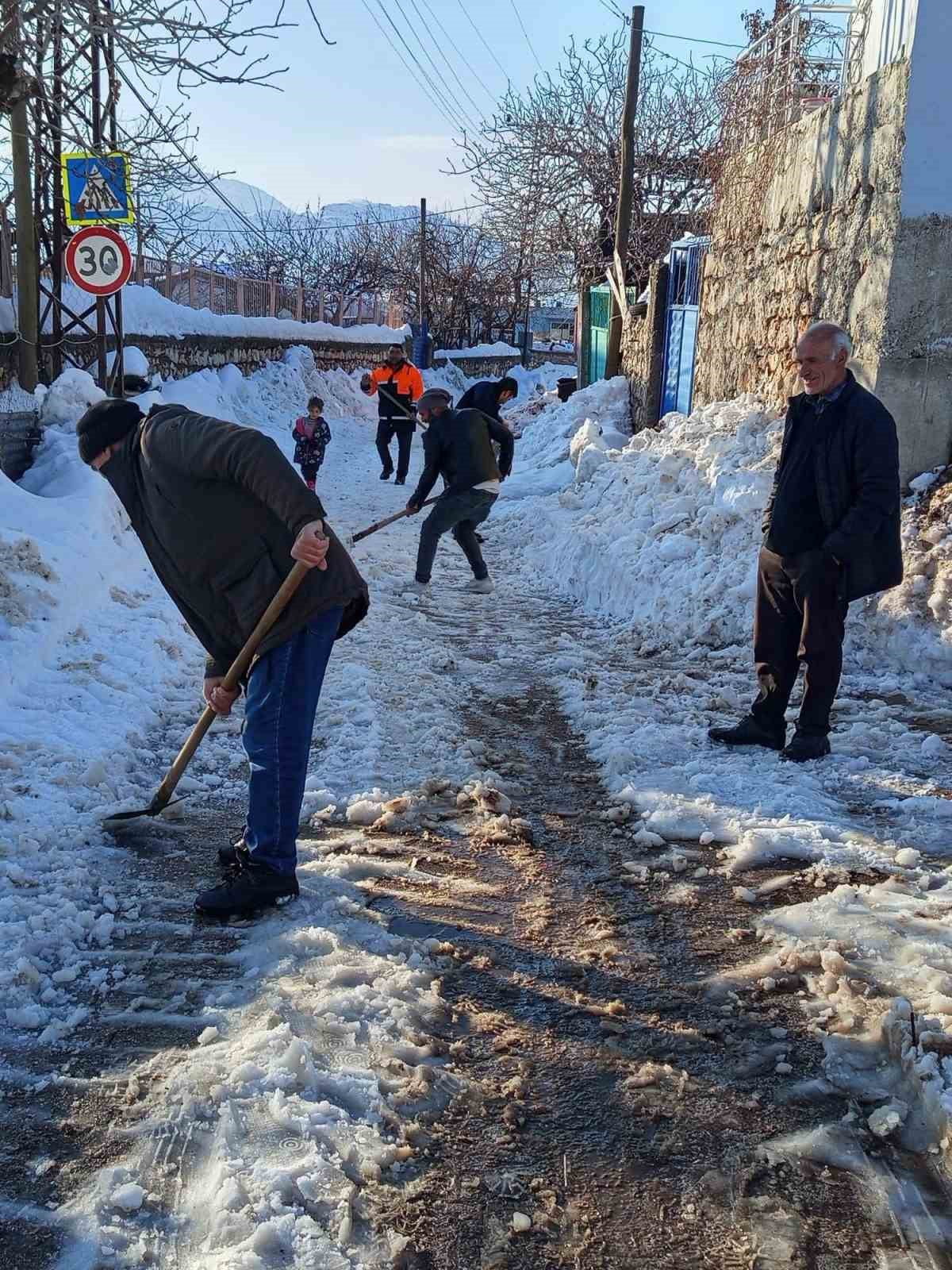 DİYARBAKIR'IN ÇERMİK İLÇESİ KUYU MAHALLESİ'NDE VATANDAŞLAR, KAR NEDENİ İLE KAPANAN YOLLARINI KENDİ...