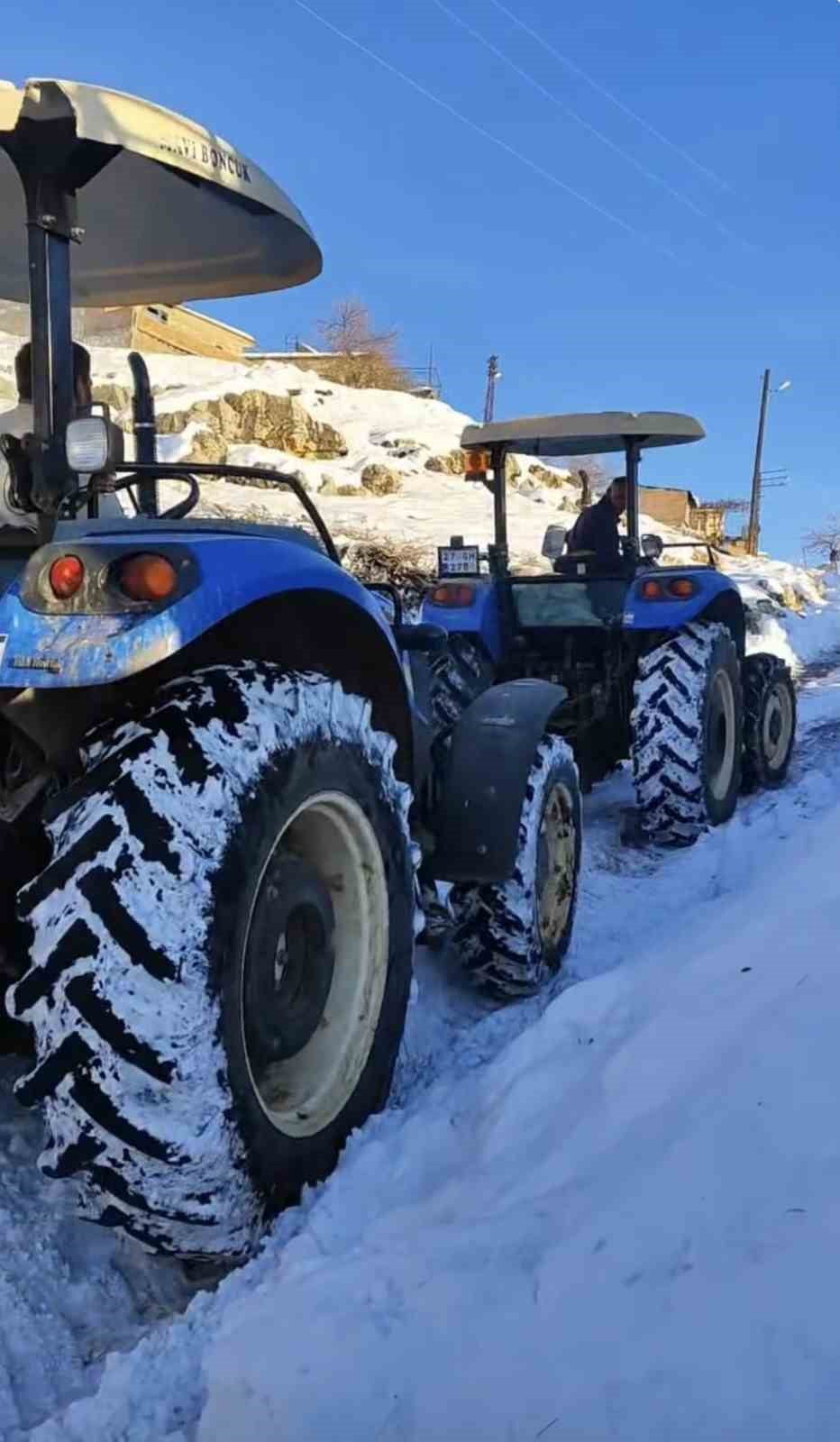 DİYARBAKIR'IN ÇERMİK İLÇESİNDE HAVA SICAKLIĞI -15’İ GÖRÜNCE SULAR DONDU. HALAT YARDIMIYLA...