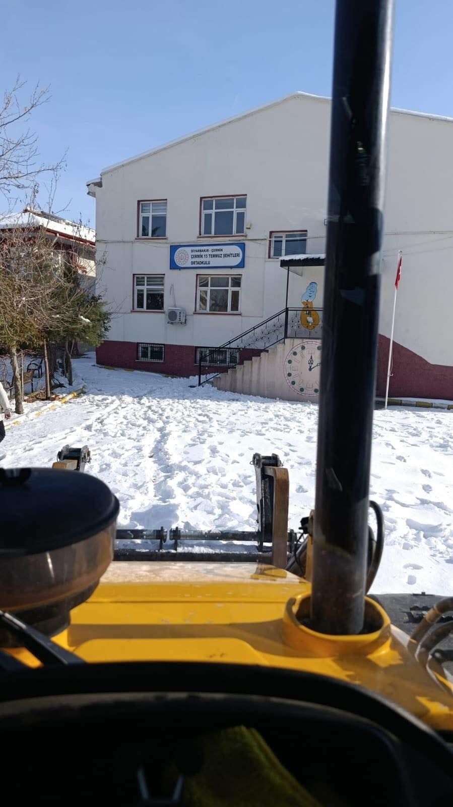 DİYARBAKIR'IN ÇERMİK İLÇESİNDE KAR TATİLİNİN ARDINDAN OKULLAR EĞİTİME HAZIRLANDI.