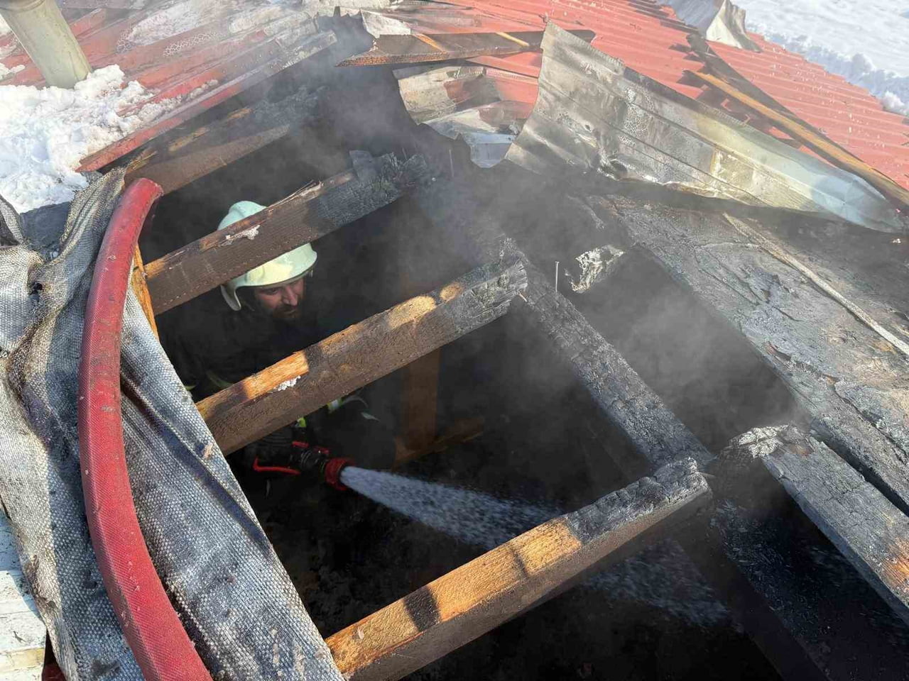 DİYARBAKIR'IN ÇINAR İLÇESİNDE BİR OKULDA SOBADAN ÇIKAN KIVILCIMLA ÇATIDA ÇIKAN YANGIN BÜYÜMEDEN...