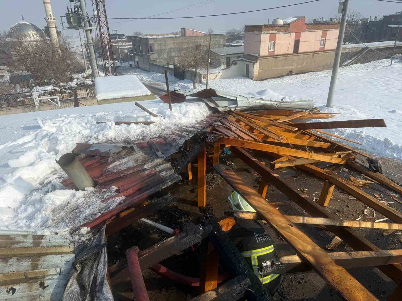DİYARBAKIR'IN ÇINAR İLÇESİNDE BİR OKULDA SOBADAN ÇIKAN KIVILCIMLA ÇATIDA ÇIKAN YANGIN BÜYÜMEDEN...