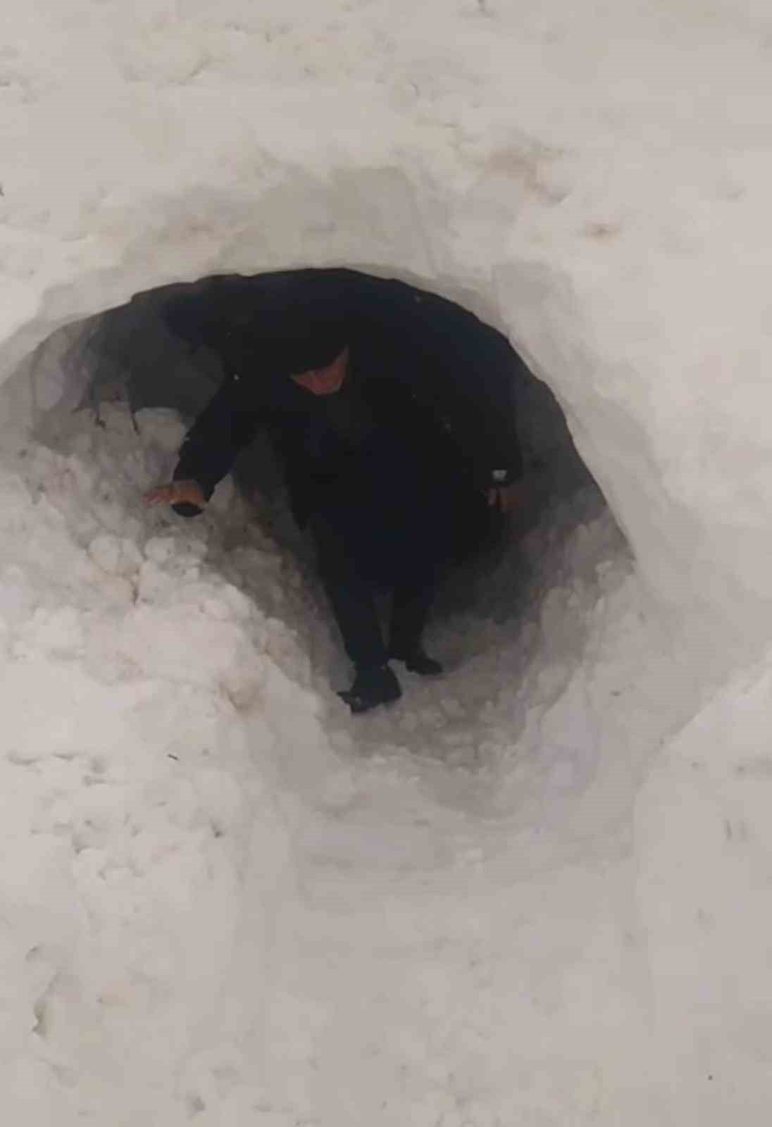 DİYARBAKIR'IN ÇINAR İLÇESİNDE KARDAN AHIRI KAPANAN BESİCİ, TÜNEL AÇARAK İÇERİ GİRDİ.