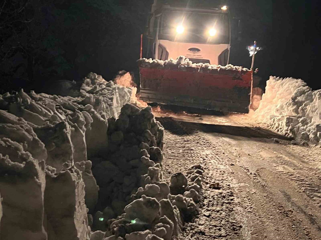 DİYARBAKIR'IN HAZRO İLÇESİNDE BELEDİYE VE SAĞLIK EKİPLERİ, KARANLIKTA KALAN YAŞLI ÇİFTTE ULAŞIP...