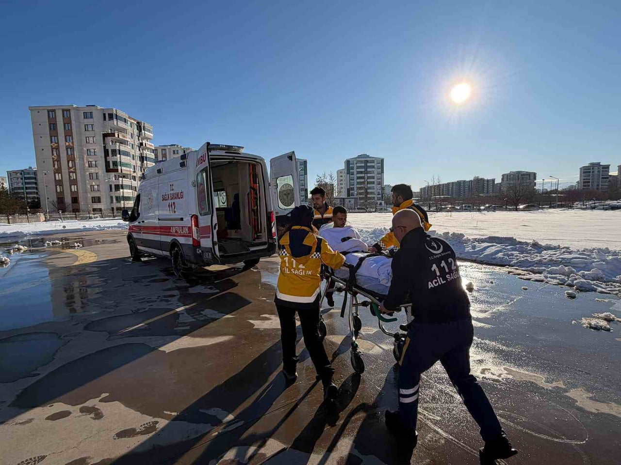 DİYARBAKIR'IN KULP İLÇESİNDE VÜCUDUNUN ÇEŞİTLİ BÖLGELERİNDE YANIK OLUŞAN 20 YAŞINDAKİ HASTA...