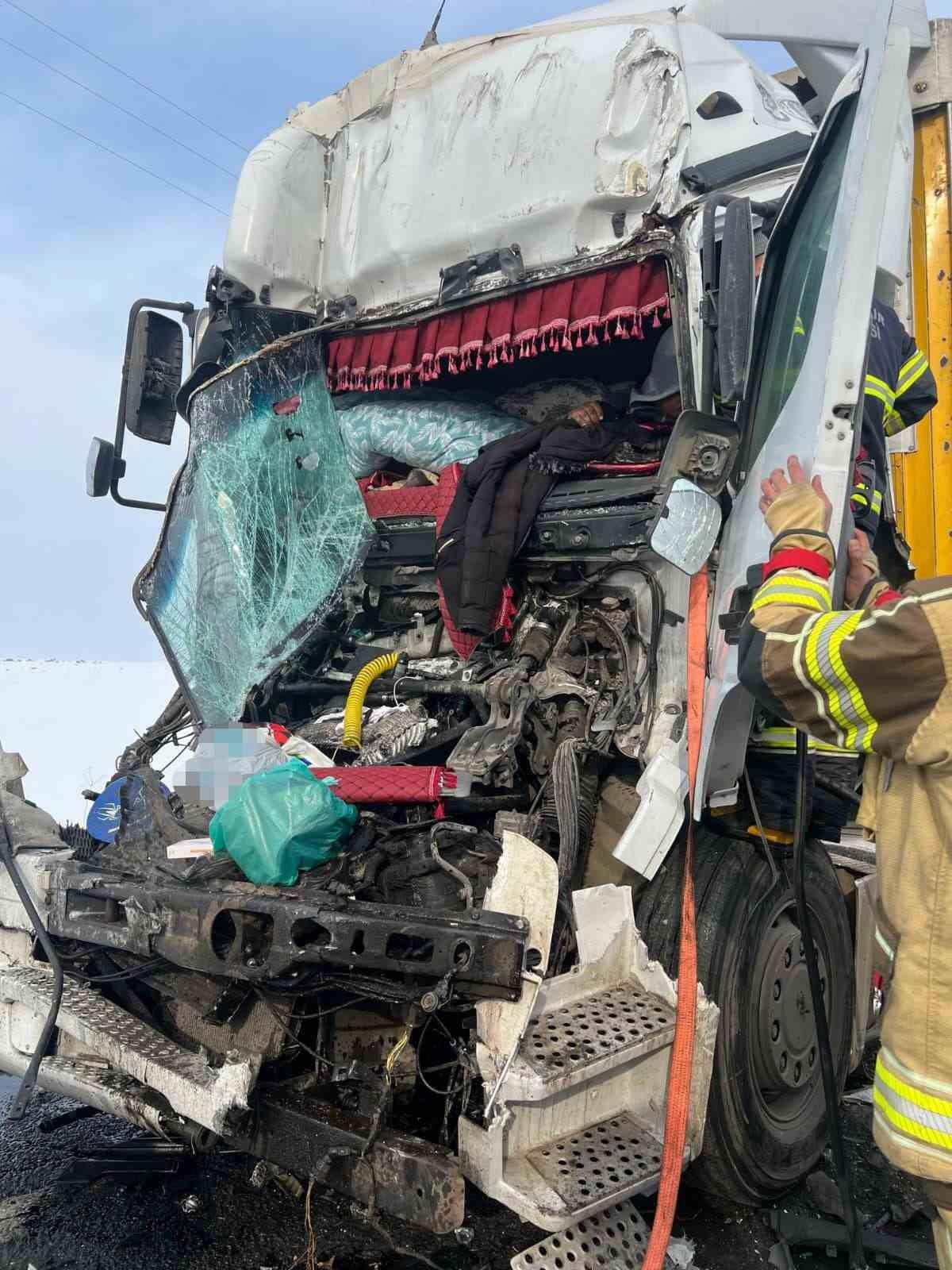 DİYARBAKIR'IN MERKEZ KAYAPINAR İLÇESİNDE SEYİR HALİNDEKİ TIRIN PARK HALİNDEKİ TIRA ARKADAN...