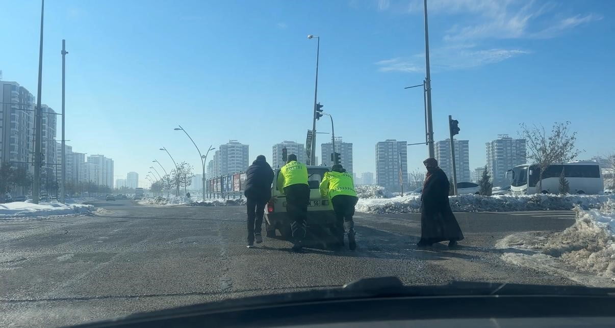 DİYARBAKIR'IN MERKEZ KAYAPINAR İLÇESİNDE TRAFİK POLİSLERİ, OTOMOBİLİ ÇALIŞMAYA SÜRÜCÜYE YARDIMCI...