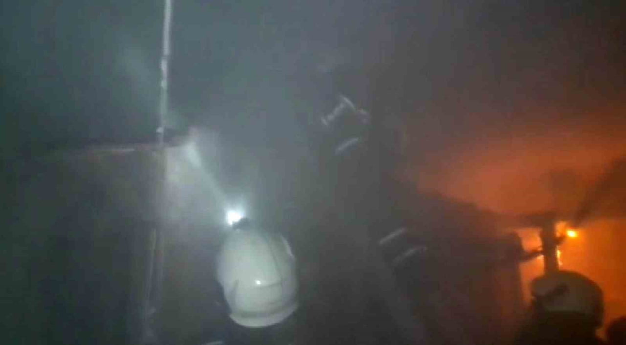 DİYARBAKIR'IN MERKEZ YENİŞEHİR İLÇESİNDE BİR APARTMANIN ÇATI KATINDAKİ ODUNLUKTA ÇIKAN YANGINDA 40...