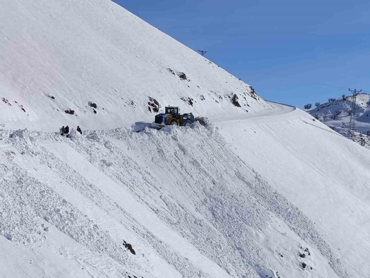 DİYARBAKIR BÜYÜKŞEHİR BELEDİYESİ, ÇALIŞMALAR KAPSAMINDA İL GENELİNDE TOPLAM 2 BİN 622,7 KİLOMETRE...