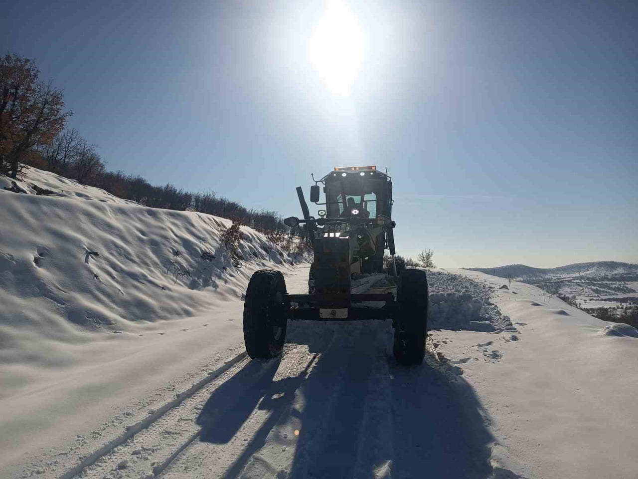 DİYARBAKIR BÜYÜKŞEHİR BELEDİYESİ EKİPLERİ, KAR YAĞIŞININ ARDINDAN KENT GENELİNDE YÜRÜTTÜĞÜ...