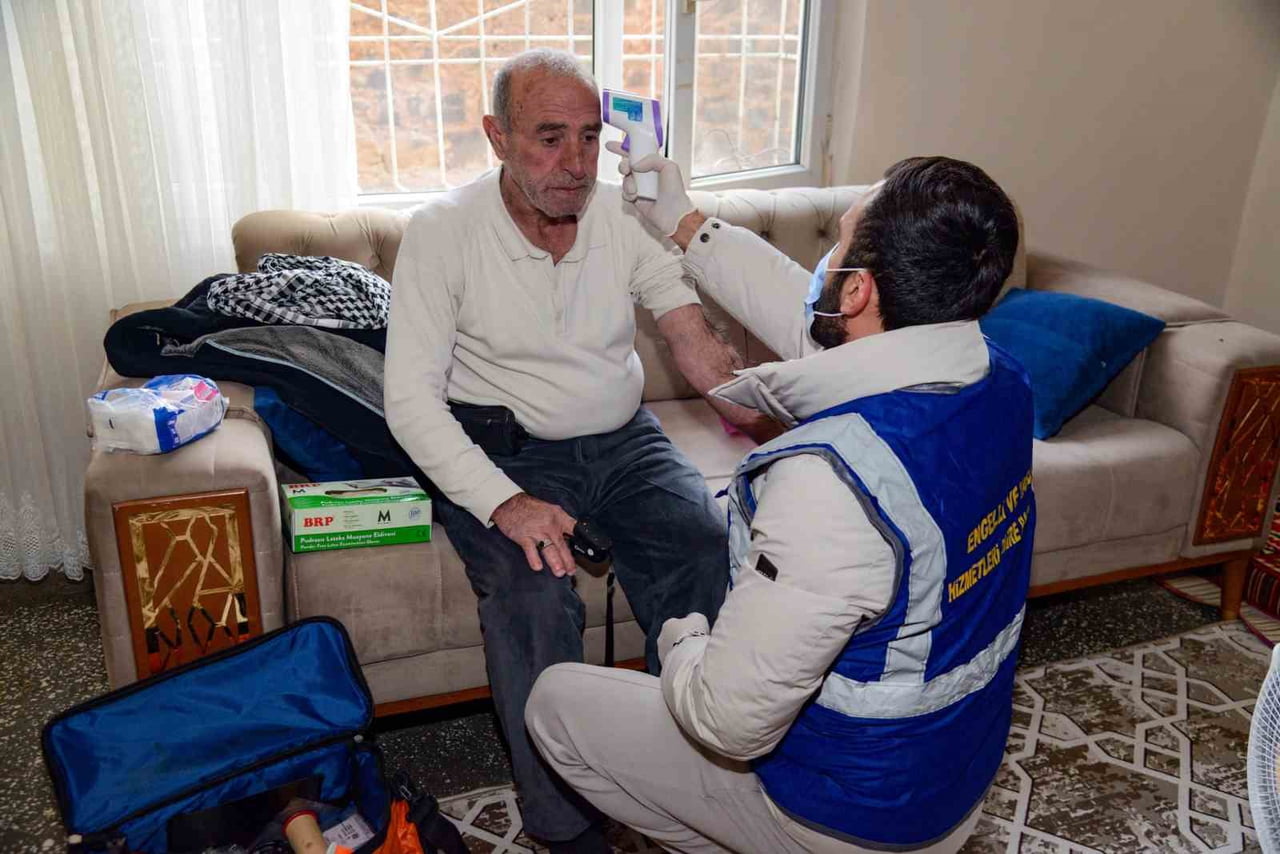 DİYARBAKIR BÜYÜKŞEHİR BELEDİYESİ, ETKİSİNİ ARTIRAN YOĞUN KIŞ KOŞULLARINA RAĞMEN İLERİ YAŞTAKİ...