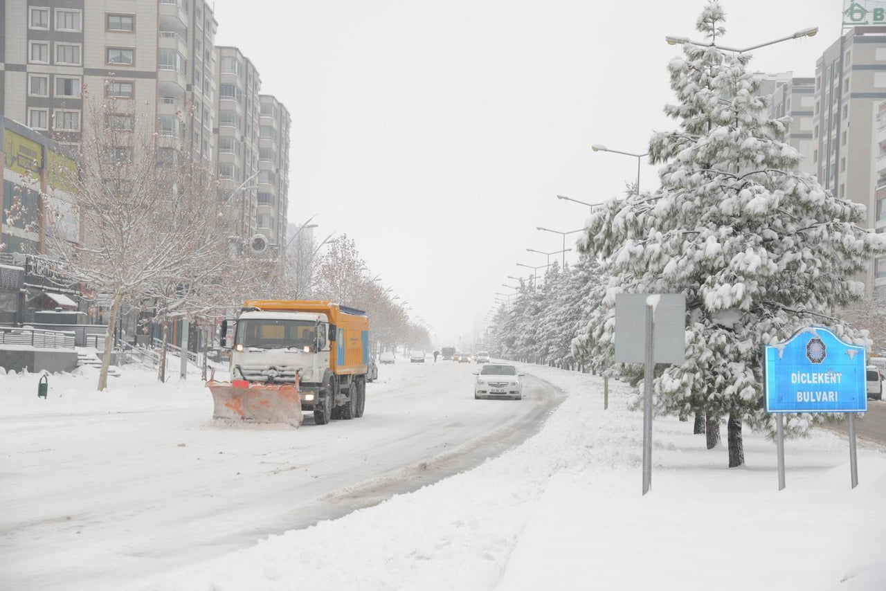 DİYARBAKIR BÜYÜKŞEHİR BELEDİYESİ ÖNCÜLÜĞÜNDE KURULAN KARLA MÜCADELE KOORDİNASYONU, KENTTE ETKİSİNİ...