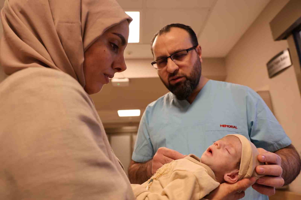 DİYARBAKIR’DA 44 GÜN ÖNCE MİDE VE BAĞIRSAKLARI KARNININ DIŞINDA DOĞAN CİVAN, GEÇİRDİĞİ İKİ AĞIR...