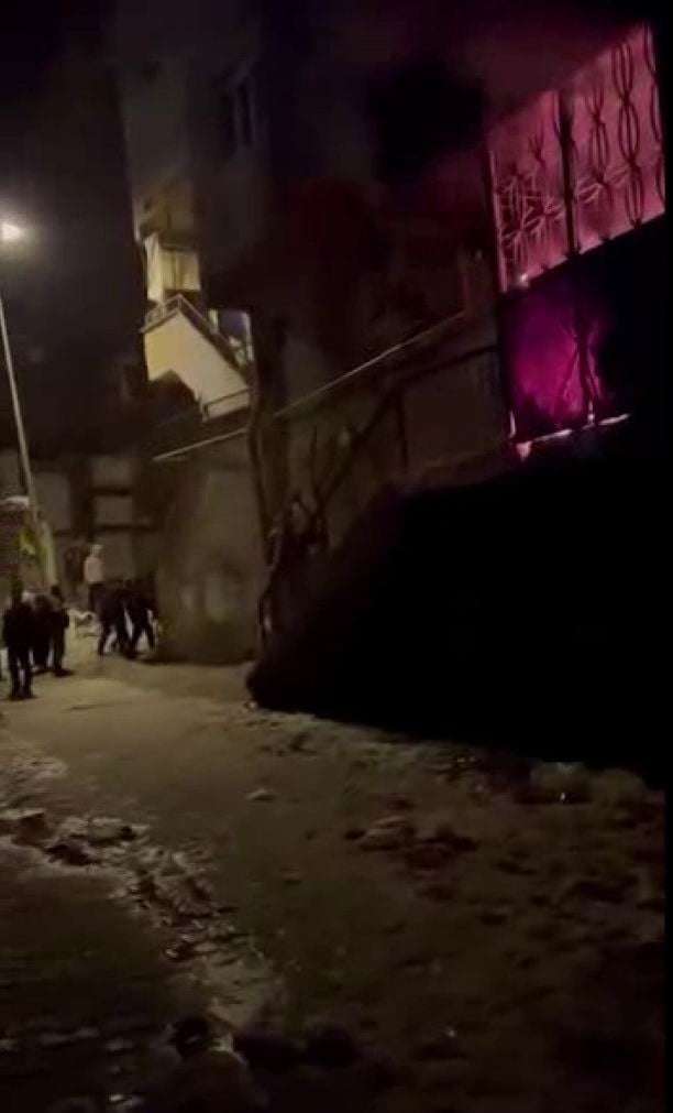 DİYARBAKIR’DA BİR EVDE ÇIKAN YANGINDA 2 KİŞİ DUMANDAN ETKİLENDİ. YANGIN, EKİPLERİN MÜDAHALESİ İLE...