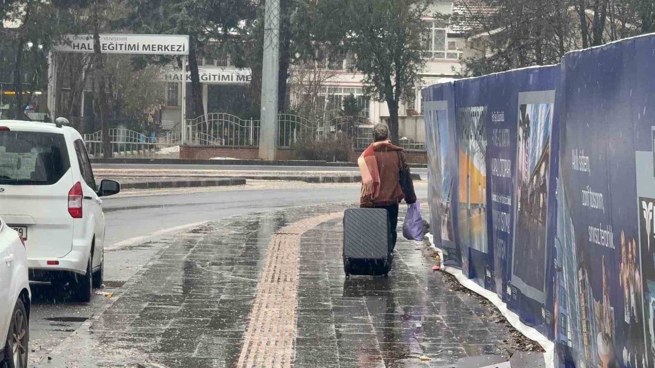 DİYARBAKIR’DA BİRKAÇ GÜN SÜREN GÜNEŞLİ HAVALARIN ARDINDAN DÜN AKŞAM SAATLERİNDE BAŞLAYAN KAR...