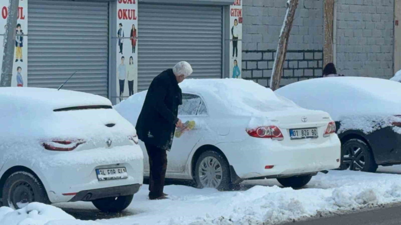 DİYARBAKIR’DA BİRKAÇ GÜN SÜREN GÜNEŞLİ HAVANIN ARDINDAN İKİ GÜNDÜR DEVAM EDEN KAR YAĞIŞI ETKİSİNİ...