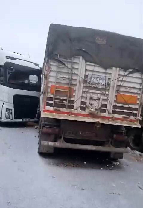 DİYARBAKIR’DA BUZLANMA NEDENİ İLE MEYDANA GELEN, 3 TIR VE 2 ARACIN KARIŞTIĞI ZİNCİRLEME TRAFİK...